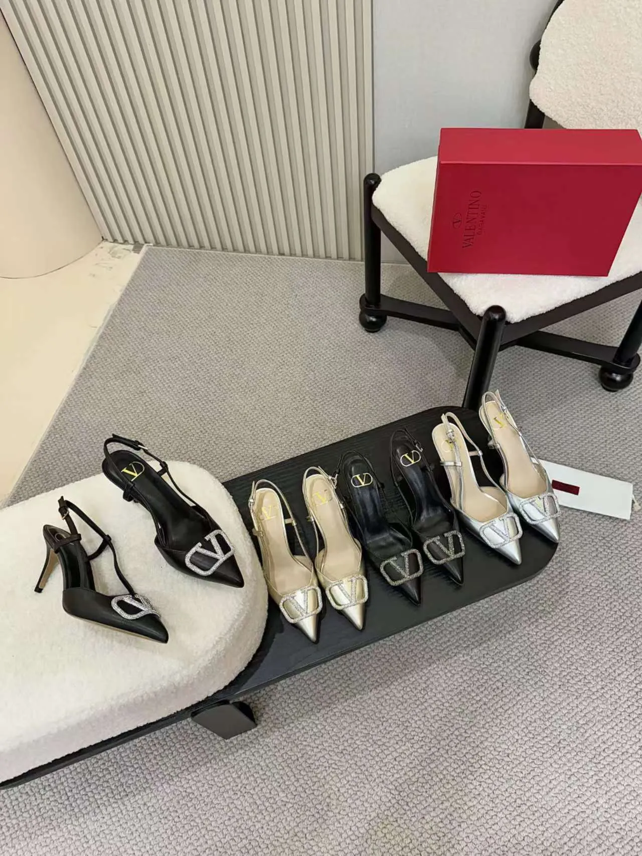👟👟Ex-factory price 400👟👟 Genuine leather sole + 40 Kloesch diamond buckle Valentino. Valentino large v-buckle sandals ㊙️Latest series of counters Authentic grade version with perfect details. Authentic products are made one to one. All the details are consistent with the authentic ones. The upper foot is very pedicure type. The key point is that it is very good and easy to control. It does not grind the feet and does not tire the feet. It is a walking artifact, exclusive mold opening. The highest version on the market. Fabric: Imported sheepskin, lining and foot pads all sheepskin. Sizes (34 to 42). Customized sizes 34 and 42 are non-returnable and non-exchangeable. Heel height: 7.5CM. Rubber sole. Genuine leather sole +40